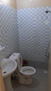 une salle de bain avec toilettes et lavabo dans l'établissement Aziz Gaff, à Dakar