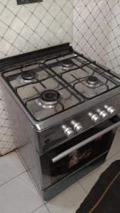 La cuisine est équipée d'un four avec plaques de cuisson. dans l'établissement Aziz Gaff, à Dakar