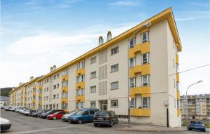 ein großes Gebäude mit Autos auf einem Parkplatz in der Unterkunft 3 Bedroom Beautiful Apartment In Viveiro in Viveiro