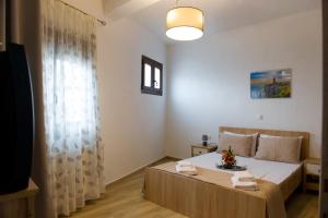 1 dormitorio con 1 cama con 2 toallas en To petrino holidays house en Metangítsion