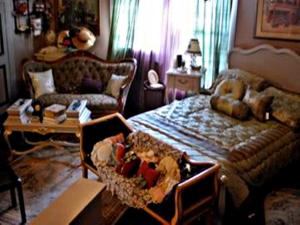 sala de estar con cama y sofá en Ducote-Williams House, en Abbeville