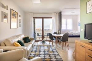 uma sala de estar com um sofá e uma mesa em SeaEsta apartment Pool and Beach em Slatine
