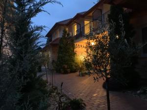 Villa con patio por la noche en Andi Apartman, en Hévíz