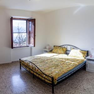 um quarto com uma cama num quarto com uma janela em New Remodel & Garden - Entire House - EXCLUSIVE USE em Sassofortino