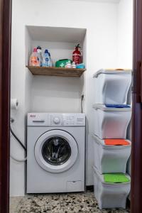 uma lavandaria com uma máquina de lavar roupa e prateleiras em New Remodel & Garden - Entire House - EXCLUSIVE USE em Sassofortino