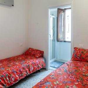 um quarto com 2 camas e uma janela em New Remodel & Garden - Entire House - EXCLUSIVE USE em Sassofortino