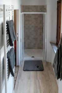 um chuveiro com uma porta de vidro na casa de banho em New Remodel & Garden - Entire House - EXCLUSIVE USE em Sassofortino
