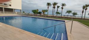 Fotografia z galérie ubytovania Apartamento en primera línea de mar con piscina v destinácii Cubelles
