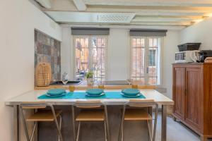 a kitchen with a table with blue plates on it at Ramo del teatro Canal view in Venice