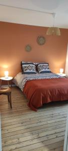 ein Schlafzimmer mit einem Bett mit zwei Kissen darauf in der Unterkunft Gîte des brebis in Warmeriville