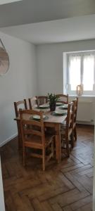 comedor con mesa de madera y sillas en Gîte des brebis, en Warmeriville