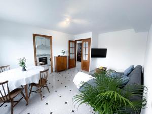 ein Wohnzimmer mit einem Sofa und einem Tisch in der Unterkunft La Zenia Beach House in Alicante
