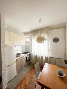 kuchnia z drewnianym stołem oraz kuchnia z lodówką w obiekcie Kopernik - parking available w Belgradzie