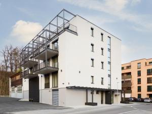 ein weißes Gebäude mit einer Metalltreppe auf der Seite in der Unterkunft livisit bergapartments in Stuttgart