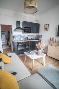 sala de estar con mesa y cocina en LITTLE BAHIA en Saint-Malo