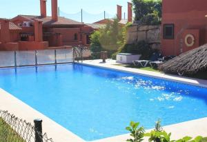 Bazén v ubytovaní Duplex apartment Estepona alebo v jeho blízkosti
