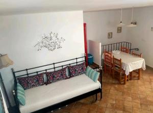 sala de estar con sofá y mesa de comedor en THE BLUE HOUSE OF COSTA BRAVA Leni's attic, en Castelló d'Empúries