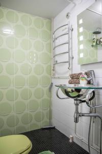 a bathroom with a green toilet and a sink at Iso perheasunto keskustassa, Särkänniemen lähellä in Tampere