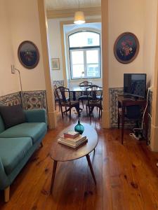 un soggiorno con divano e tavolo di Azulejos Cais Sodré B&B a Lisbona