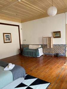 1 dormitorio con 1 cama y suelo de madera en Azulejos Cais Sodré B&B, en Lisboa