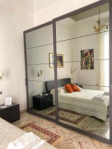 einen großen Spiegel in einem Schlafzimmer mit einem Bett in der Unterkunft Residenze Pessina in Neapel