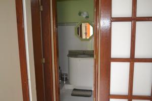 een kleine badkamer met een wastafel en een spiegel bij Casa Adonai in Miguel Pereira