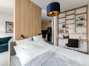 una camera con un grande letto bianco di Chill & Sea Gdynia a Gdynia