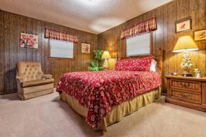 - une chambre avec un lit rouge et une chaise dans l'établissement 05210 - 8 South Pego Way, à Hot Springs Village