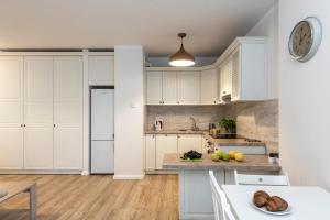 Kuchyňa alebo kuchynka v ubytovaní Waw Apartamenty Manhattan