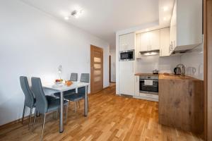 Kuchyňa alebo kuchynka v ubytovaní Waw Apartamenty Manhattan