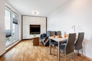 Televízia a/alebo spoločenská miestnosť v ubytovaní Waw Apartamenty Manhattan