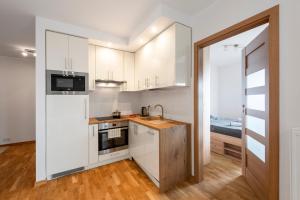 Kuchyňa alebo kuchynka v ubytovaní Waw Apartamenty Manhattan
