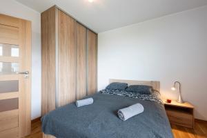 Posteľ alebo postele v izbe v ubytovaní Waw Apartamenty Manhattan