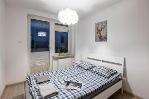 Posteľ alebo postele v izbe v ubytovaní Waw Apartamenty Manhattan