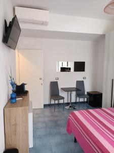 A television and/or entertainment centre at Villa Caribe affittacamere