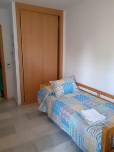 a small bedroom with a bed and a closet at Apartamento El Toyo in Almería