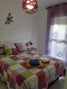 A bed or beds in a room at Apartamento El Toyo