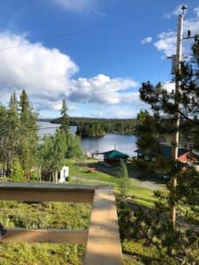 Nimpo Lake的住宿－Nimpo Lake Resort，享有湖泊、树木和桥梁的景色