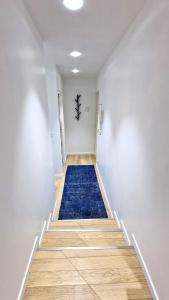 un pasillo con una alfombra azul en el suelo en Loft de luxe Tour Eiffel, en París