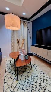 sala de estar con mesa de centro y TV en Loft de luxe Tour Eiffel, en París