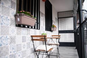 d'une table et de chaises sur un balcon orné de plantes. dans l'établissement Alojamiento Turístico La Terraza de Córdoba, à Cordoue