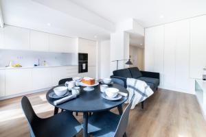 sala de estar con mesa negra y sillas en Lusíadas 53 2ºE, en Lisboa