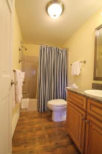uma casa de banho com um chuveiro, um WC e um lavatório. em Nautical Mile Resort em Wells
