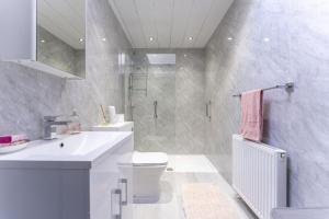 Et badeværelse på East Kelt Farm Cottage + 36 billeder