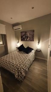 une chambre avec un lit et un tableau au mur dans l'établissement Alojamiento Turístico La Terraza de Córdoba, à Cordoue