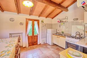 uma cozinha com um lavatório e um fogão em Lake Apartment in Villa Massi em Poggio Alla Croce
