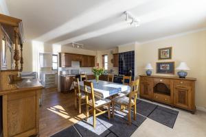 een keuken met een tafel en stoelen in een kamer bij Melville Lodge in Cumbernauld
