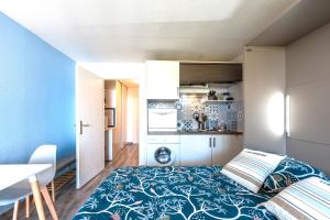 a small room with a bed and a kitchen at Studio *** "ThalaBanyuls" - Vue mer - Balcon in Banyuls-sur-Mer