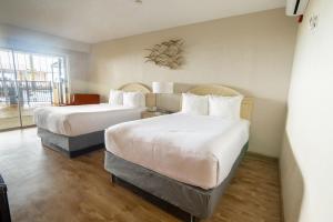Postel nebo postele na pokoji v ubytování Emerald Beach Hotel Corpus Christi