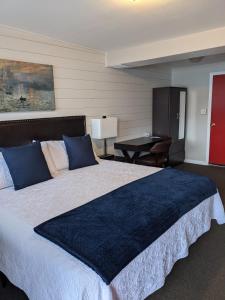 a bedroom with a large bed and a table at Lost Trail in Lava Hot Springs